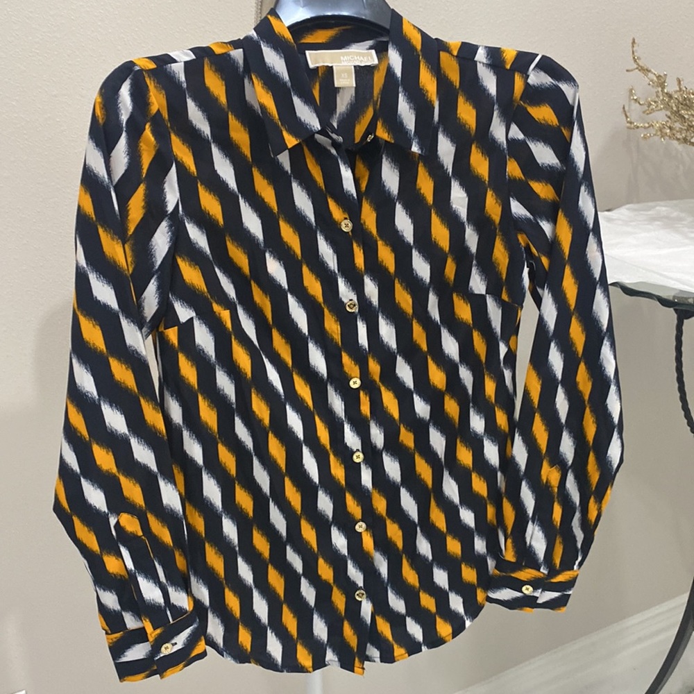 🎀 Michael Kors XS Blue/Gold/White Blouse 
💯 Authentic Like New Pre Loved 💝